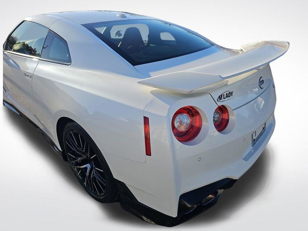 Used 2024 Nissan GT-R Premium w/ Premium Interior Package image 17