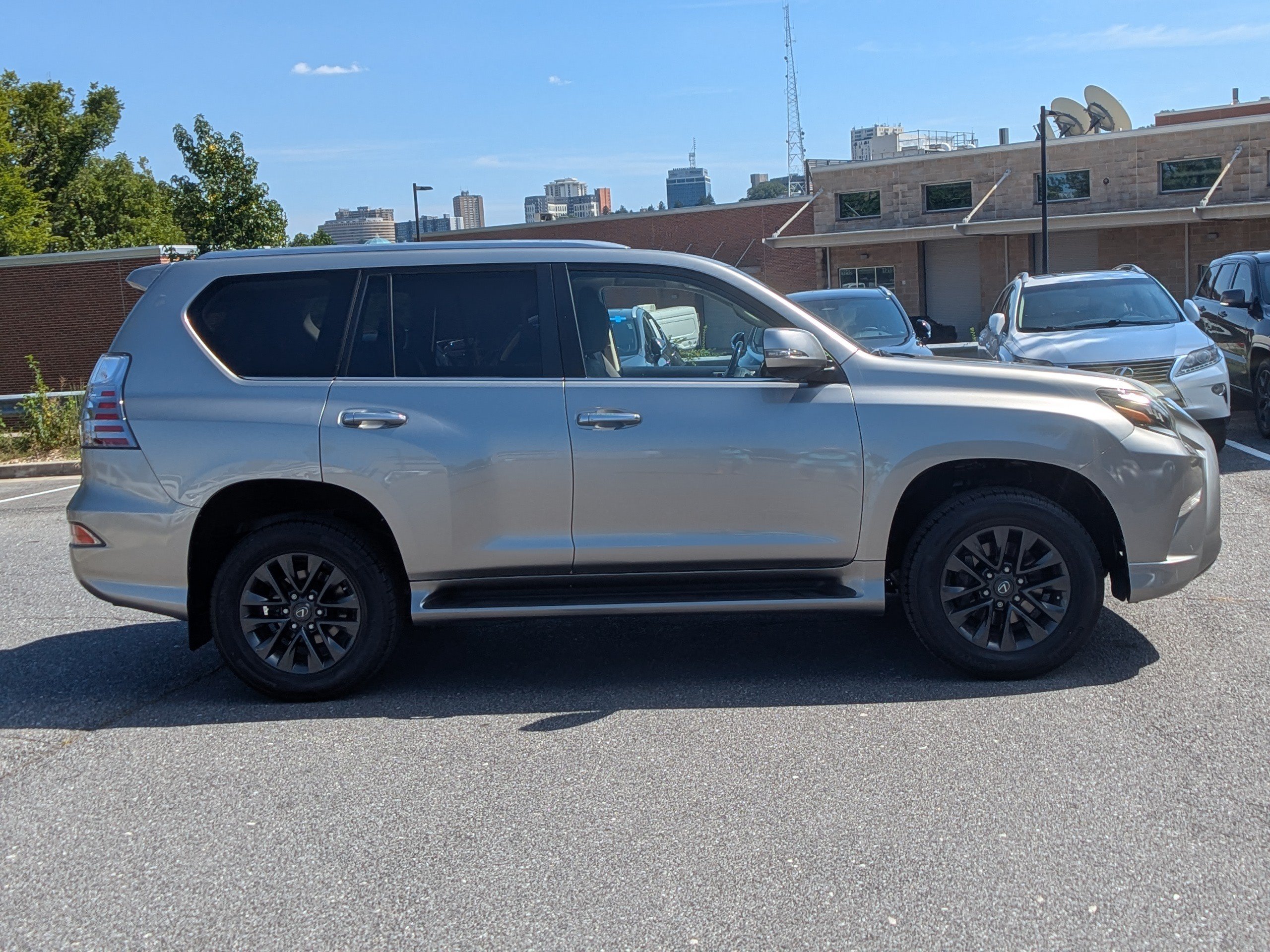 Used 2020 Lexus GX 460 Premium w/ Premium Package AWD/4WD image 2