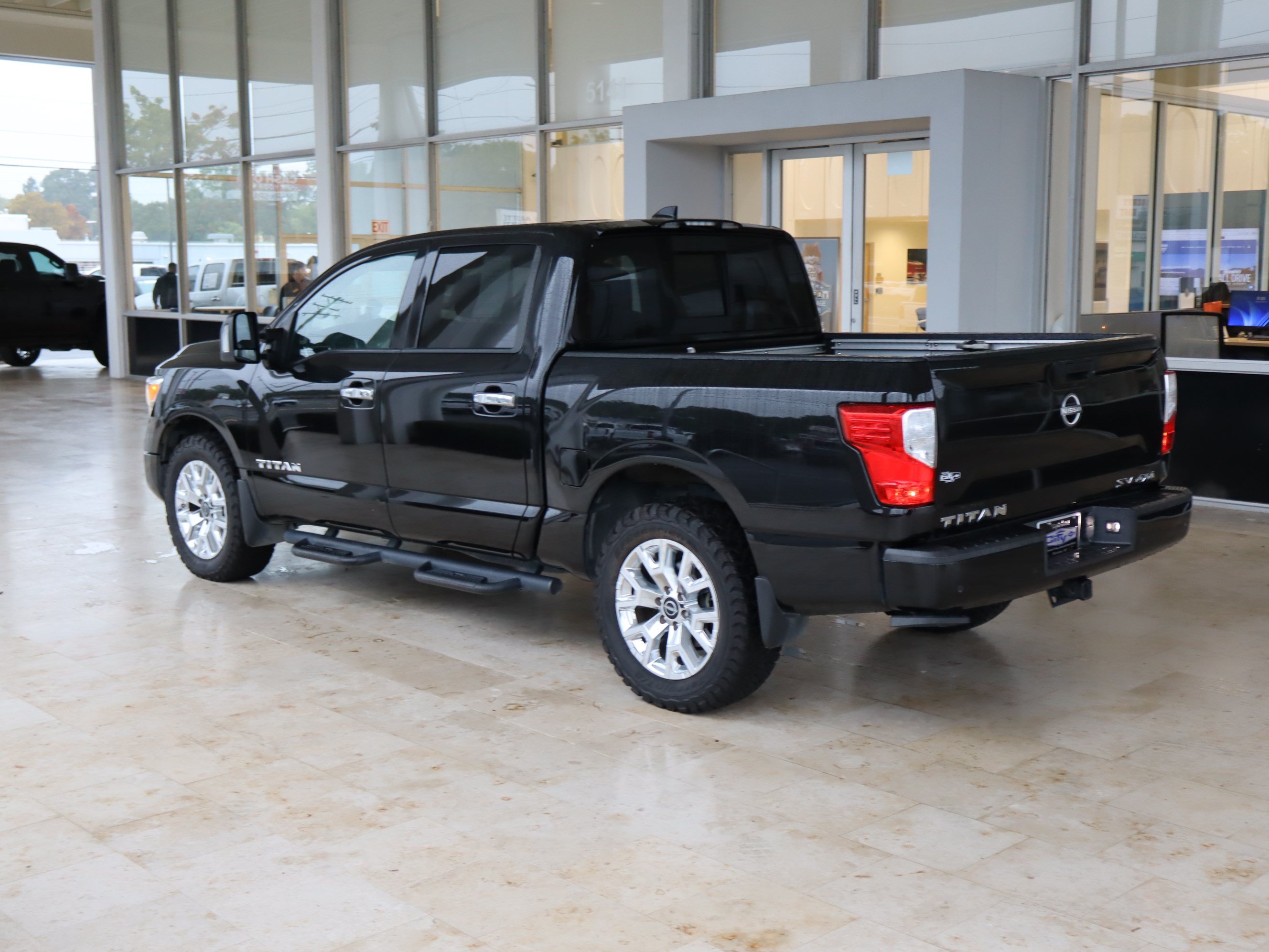 Used 2023 Nissan Titan SV w/ SV Convenience Package AWD/4WD image 8