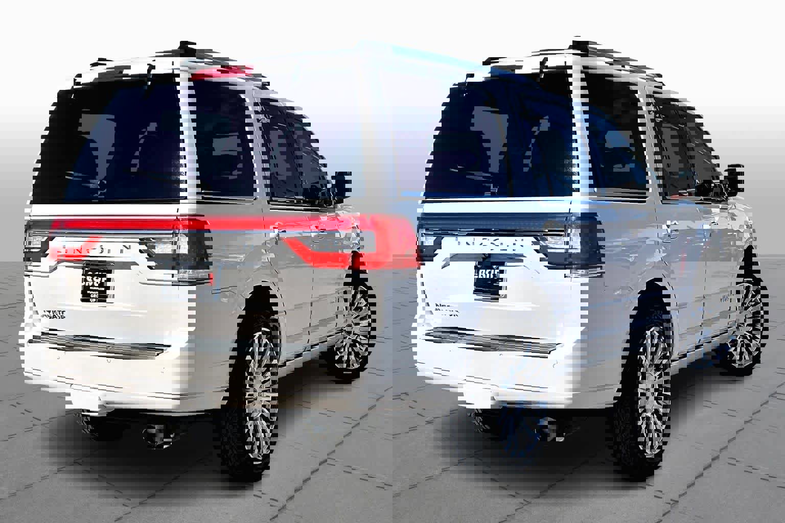 Used 2017 Lincoln Navigator Select image 12