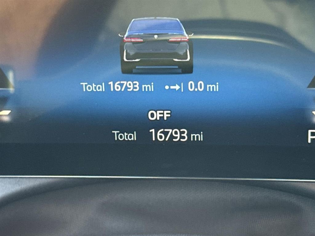 Used 2025 BMW 530i xDrive w/ Premium Package image 11