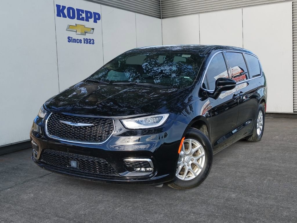 Used 2025 Chrysler Pacifica Select FWD image 1