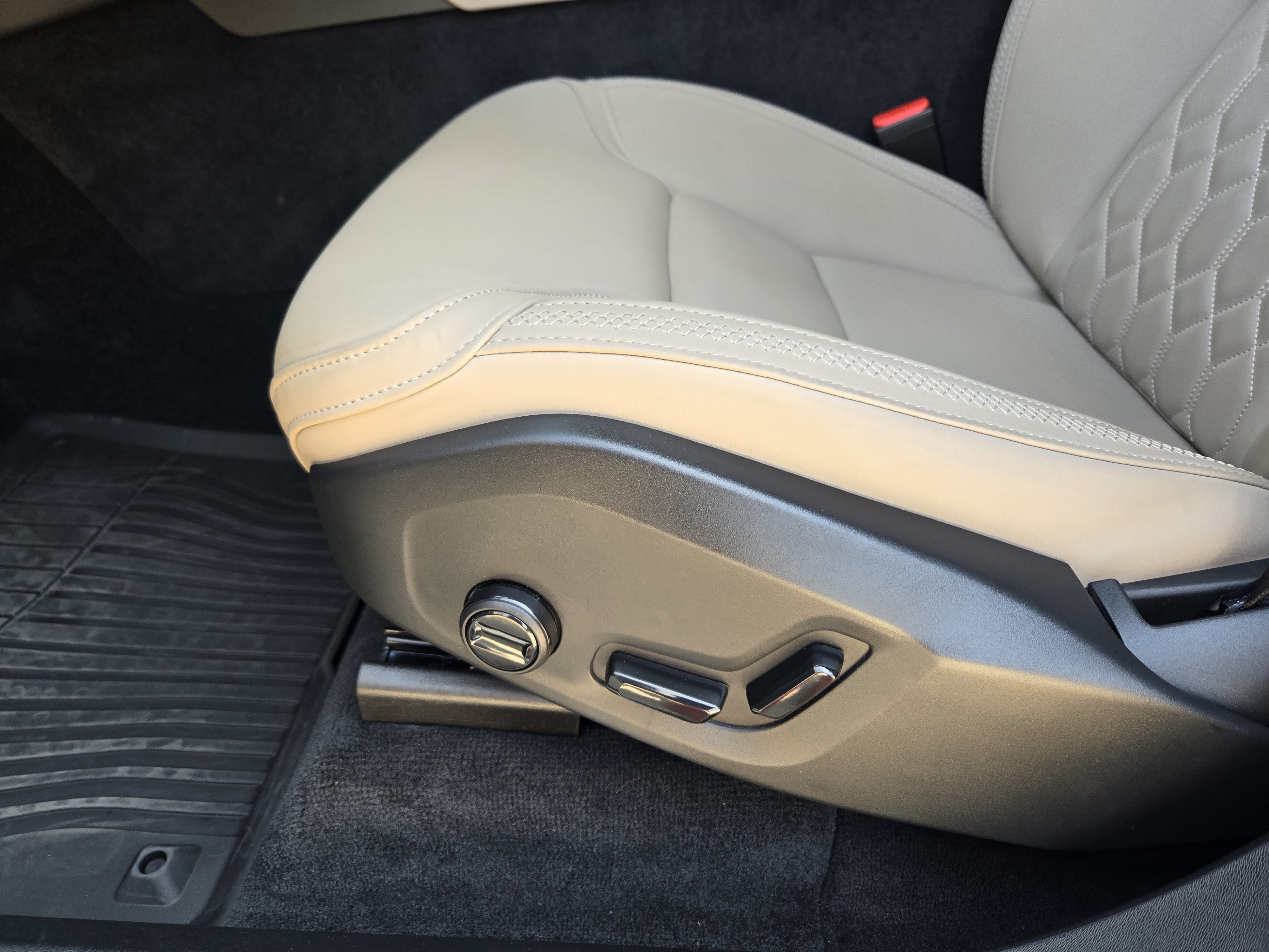 Certified 2026 Volvo XC90 B6 Plus w/ Protection Package Premier AWD/4WD image 24