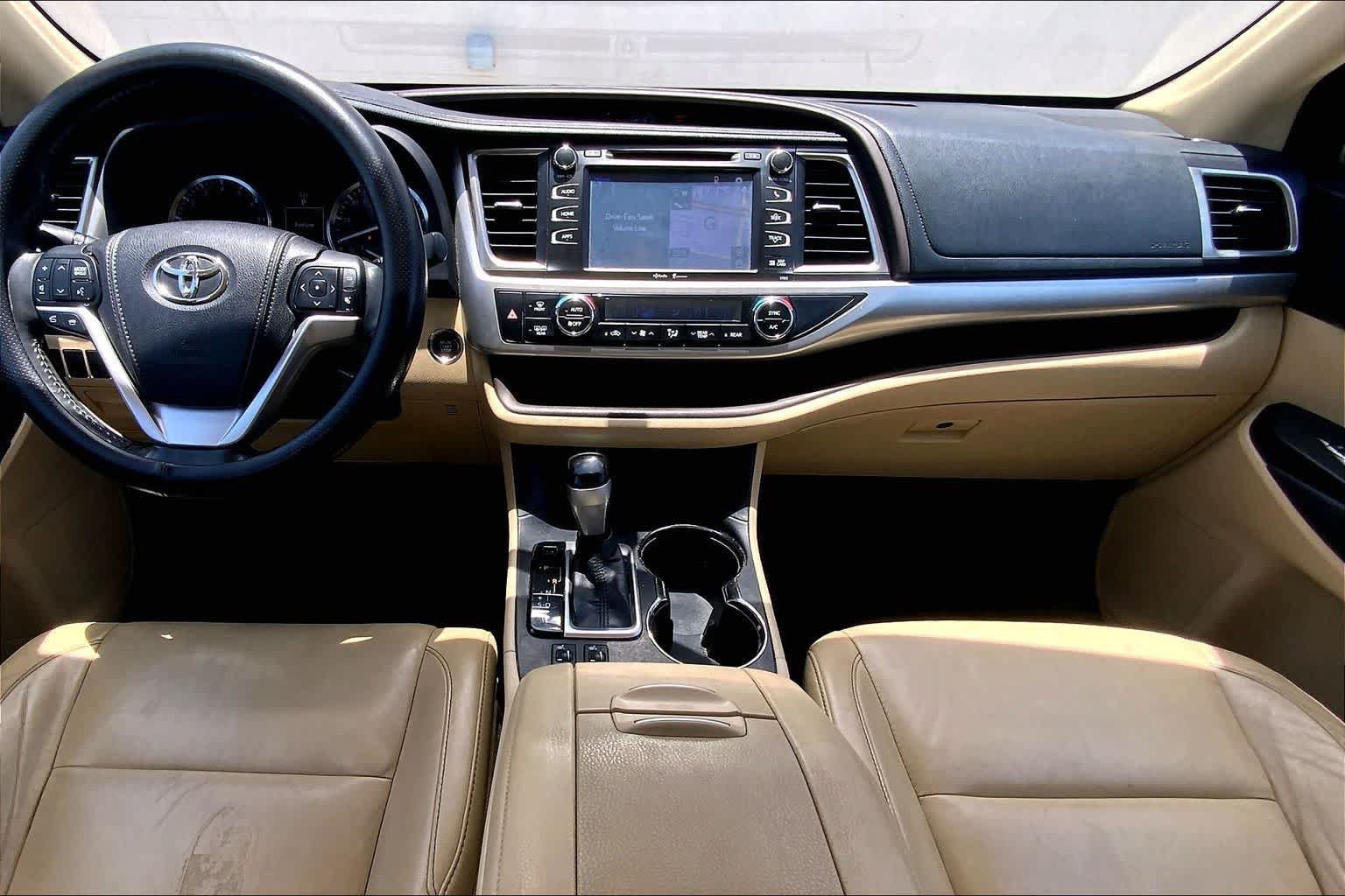 Used 2014 Toyota Highlander XLE w/ Preferred Accessory Package AWD/4WD image 10
