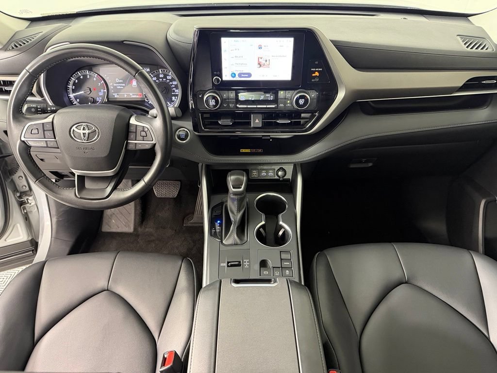 Used 2025 Toyota Highlander XLE FWD image 12