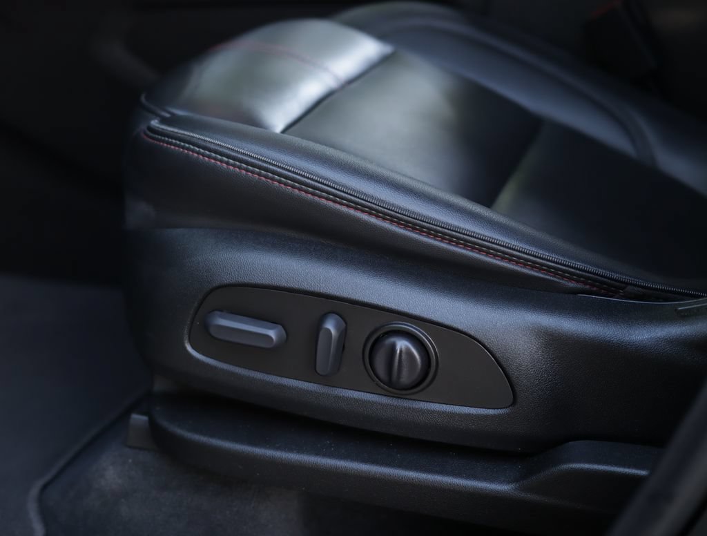 Used 2023 Chevrolet Traverse RS FWD image 23