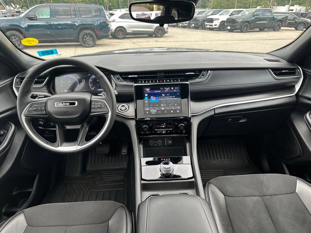Used 2023 Jeep Grand Cherokee Altitude AWD/4WD image 17