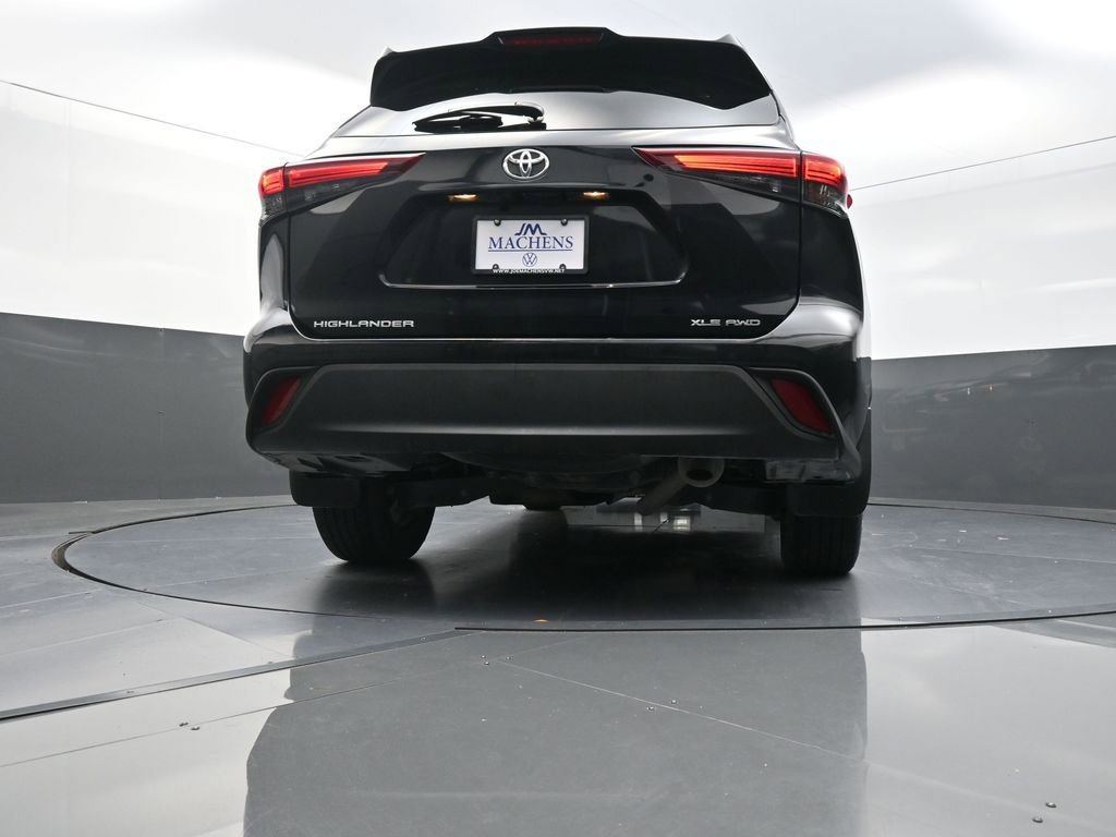 Used 2024 Toyota Highlander XLE AWD/4WD image 29