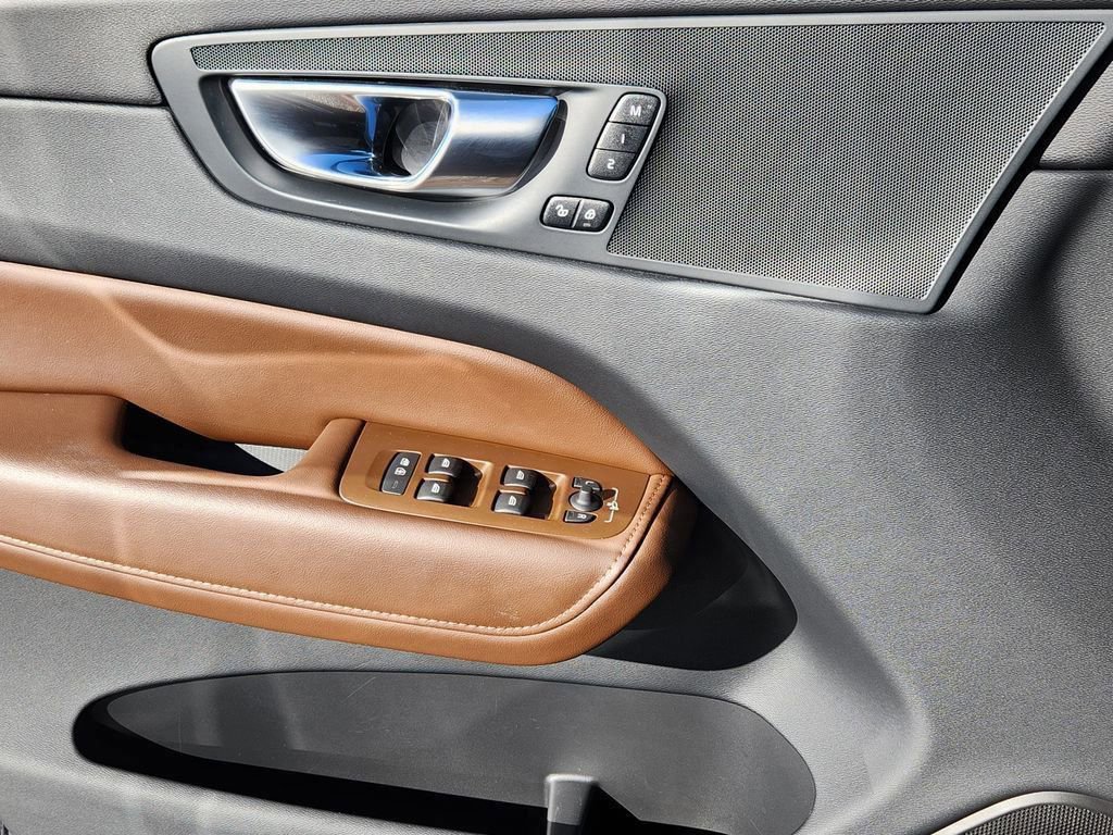 Used 2023 Volvo XC60 B5 Plus image 16