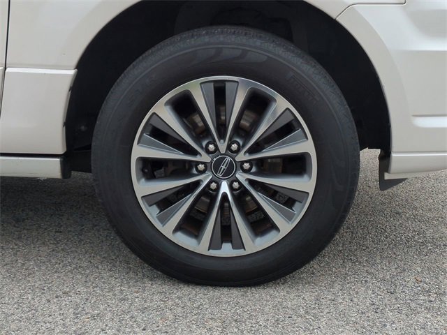 Used 2016 Lincoln Navigator Select image 11