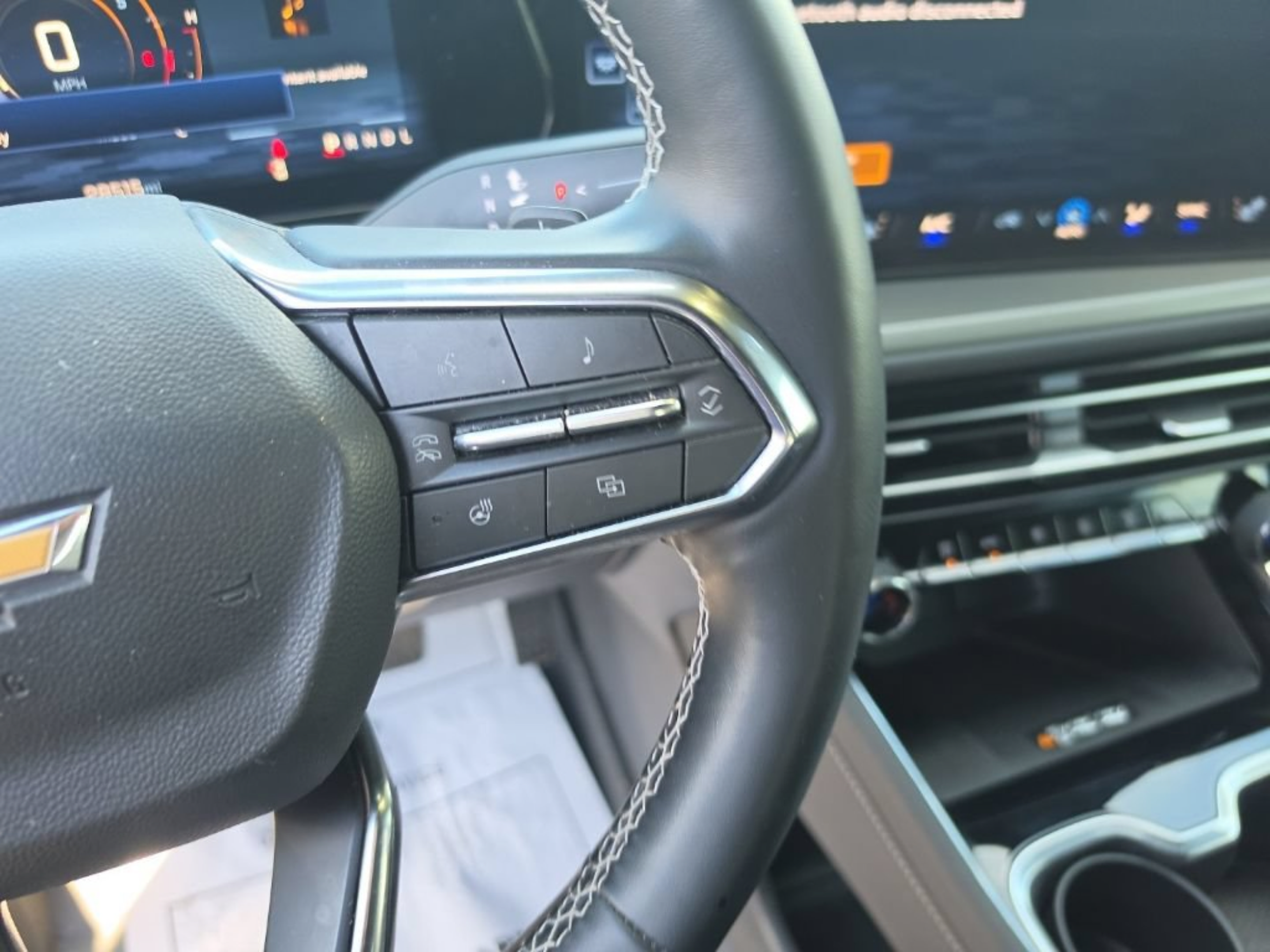 Used 2025 Chevrolet Traverse LT w/ LPO, Floor Liner Package FWD image 16