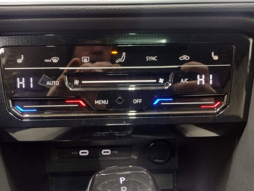 New 2025 Volkswagen Taos SE image 33