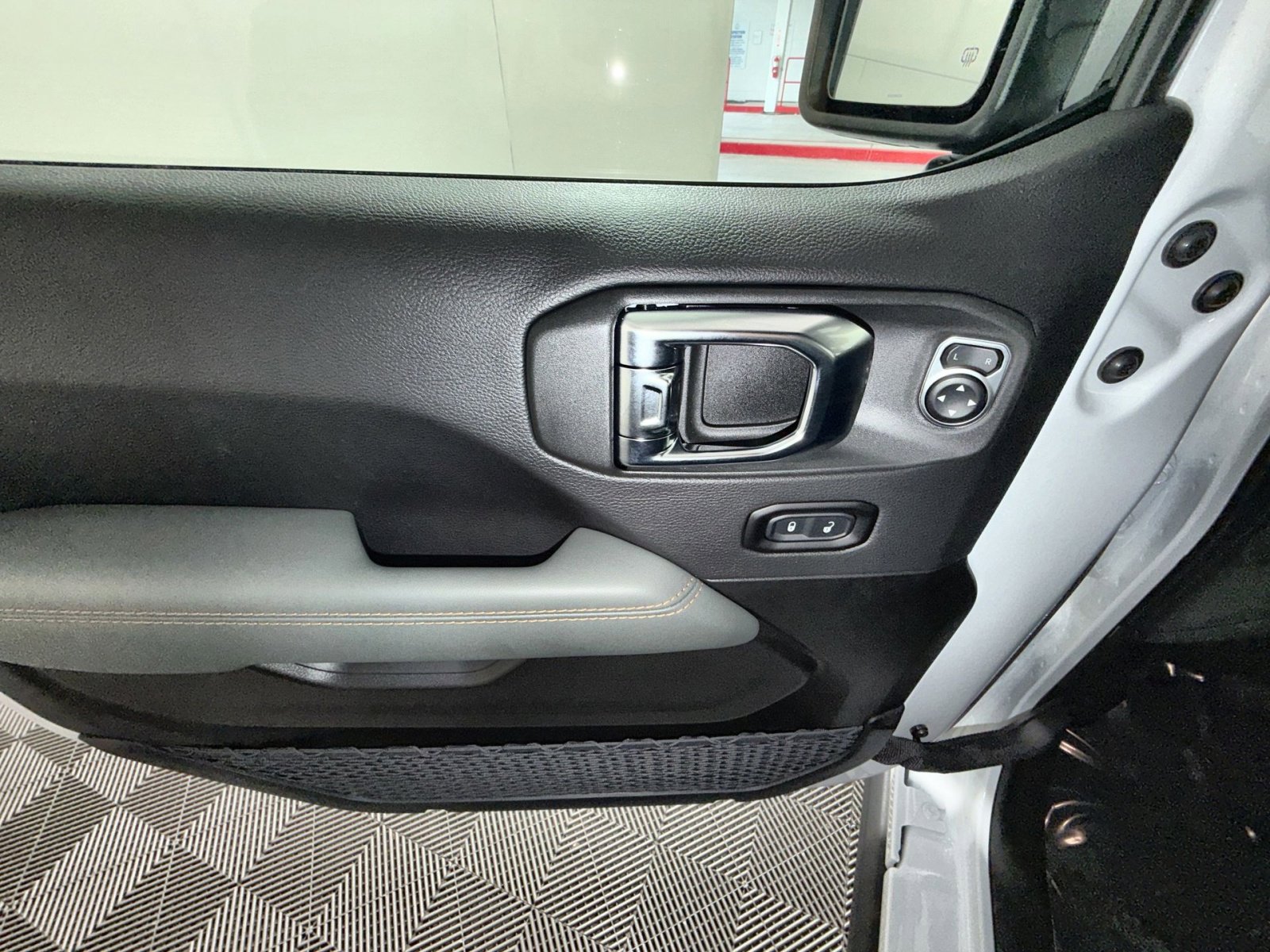 Used 2025 Jeep Gladiator Mojave w/ Safety Group image 15