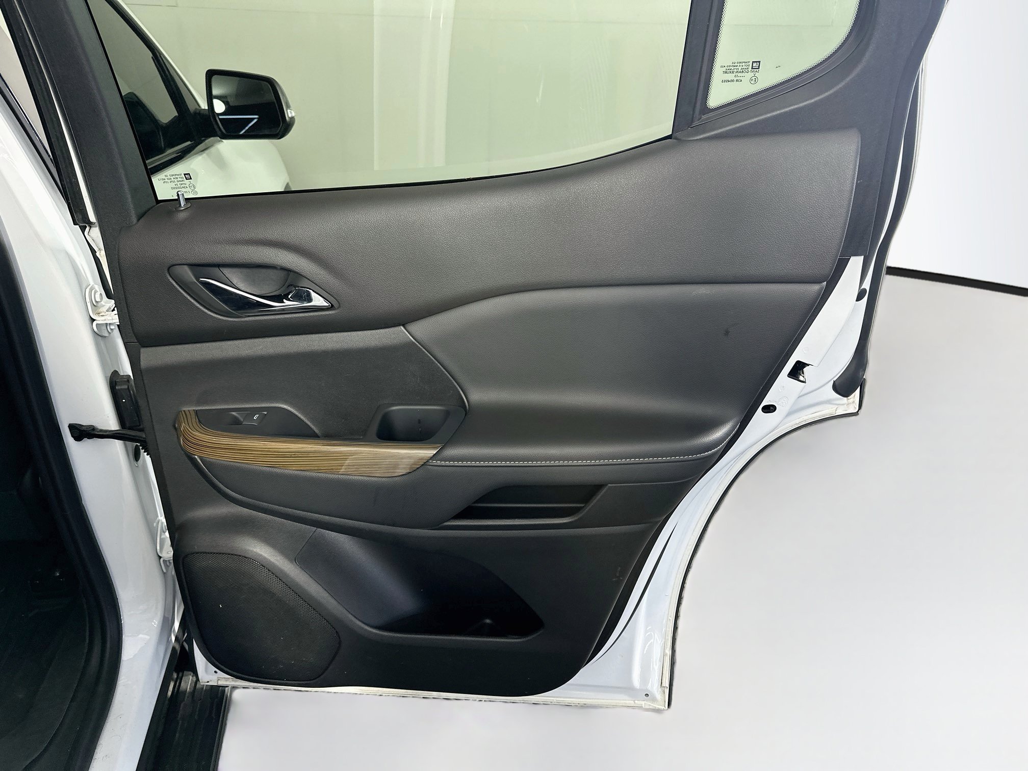 Used 2023 GMC Acadia SLE w/ Driver Convenience Package FWD image 33