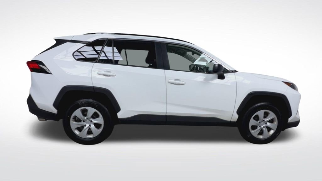 Used 2019 Toyota RAV4 LE image 9