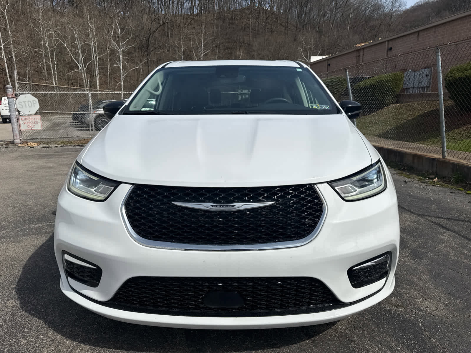 Used 2024 Chrysler Pacifica Limited image 11