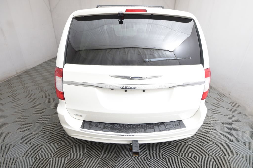 Used 2012 Chrysler Town & Country Touring image 6