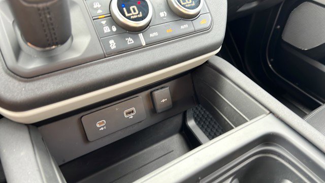 Used 2023 Land Rover Defender 130 X-Dynamic SE image 28