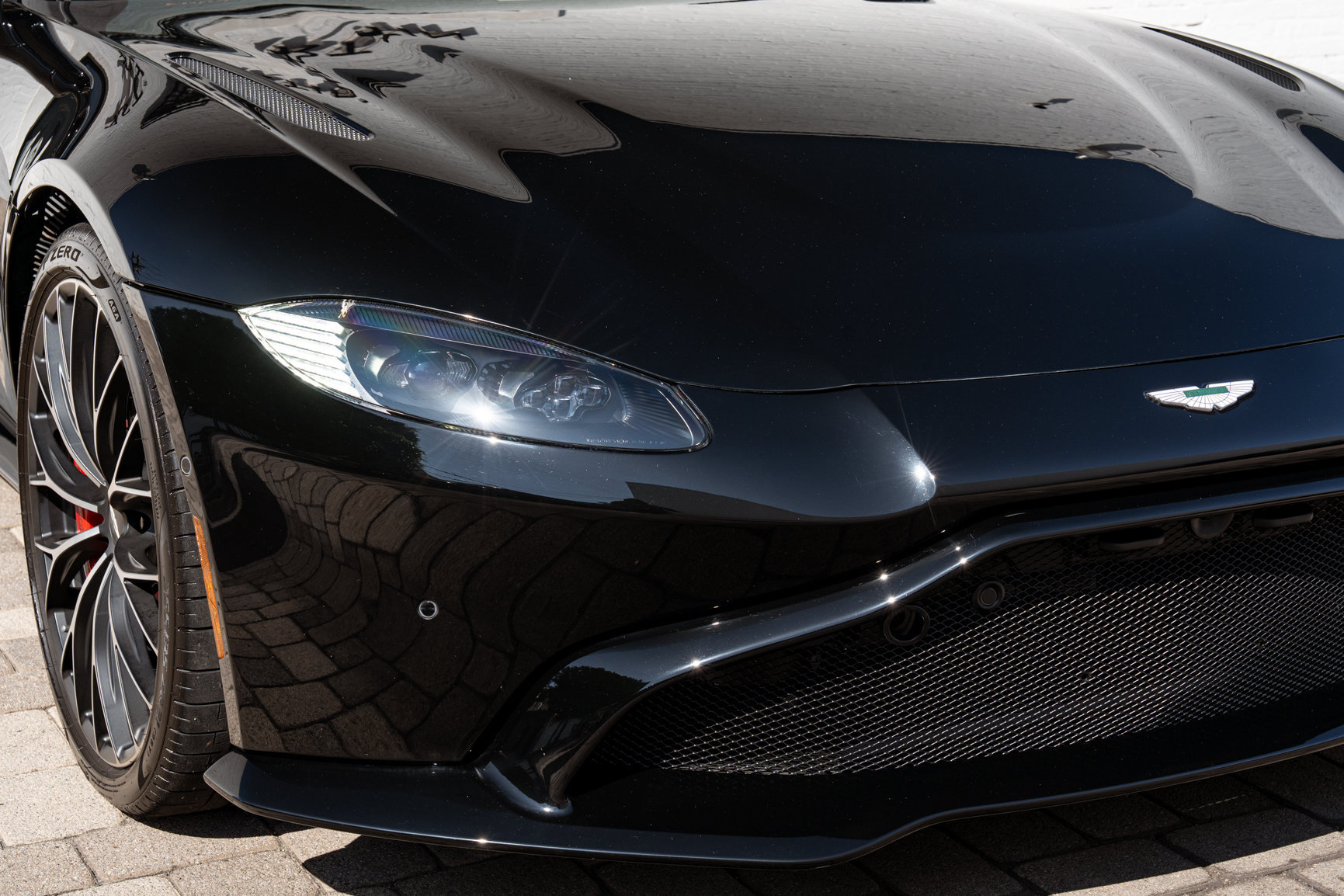 Used 2023 Aston Martin V8 Vantage Roadster RWD image 9