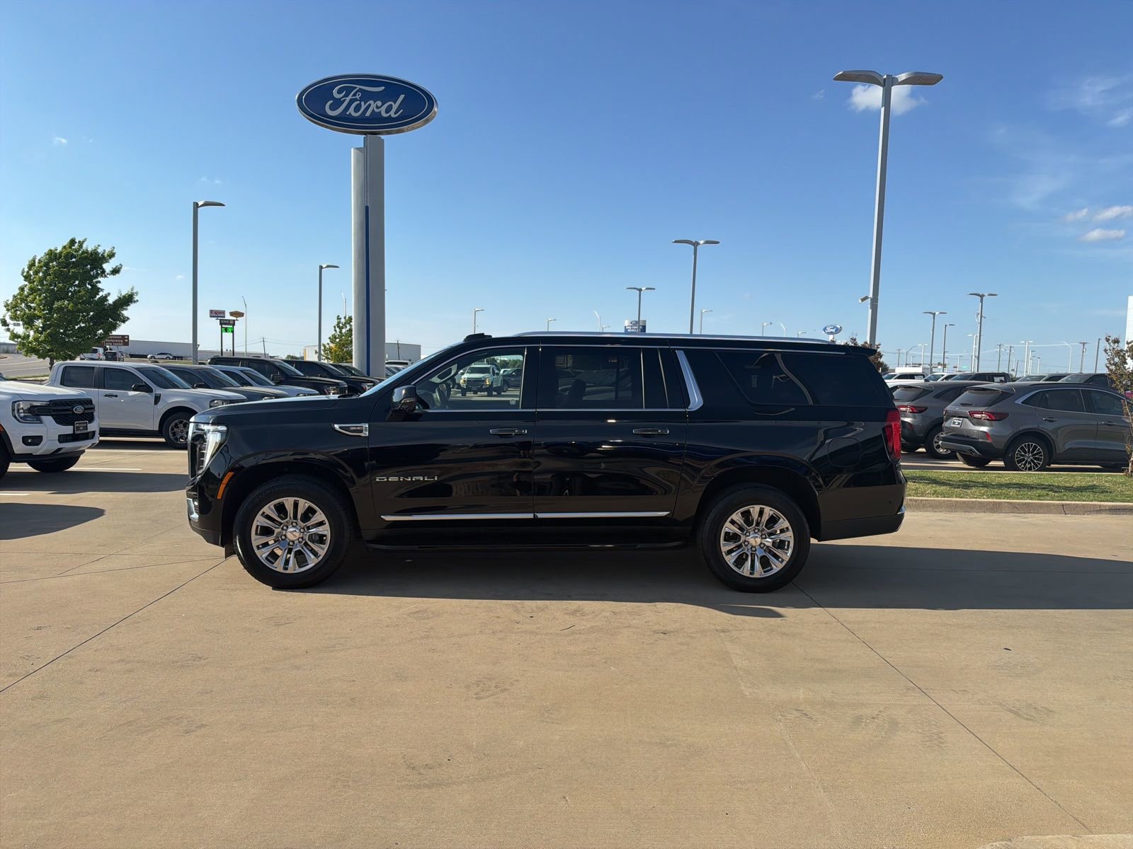 Used 2025 GMC Yukon XL Denali image 2