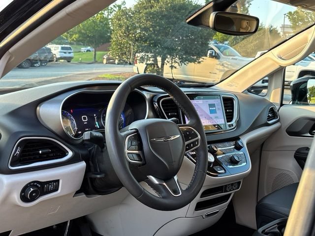 Used 2024 Chrysler Pacifica Touring-L FWD image 16