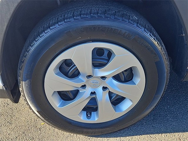 Used 2022 Toyota RAV4 LE image 7