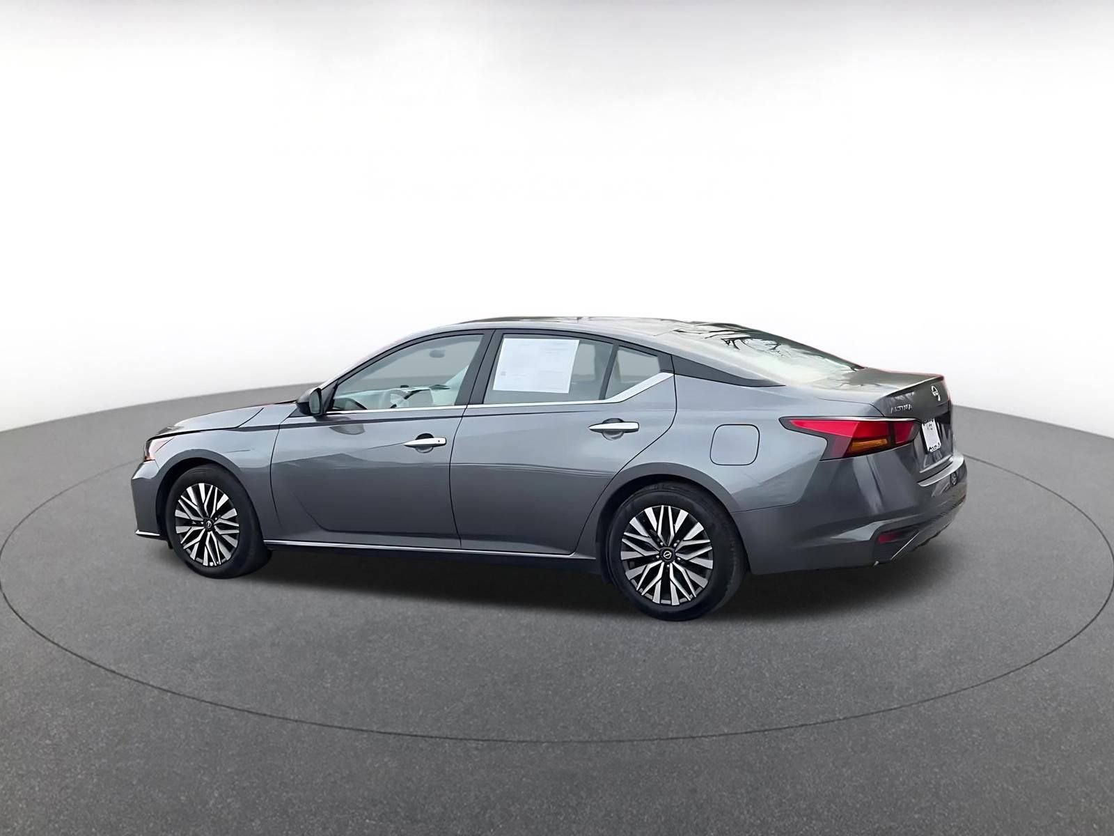 Used 2025 Nissan Altima 2.5 SV image 10