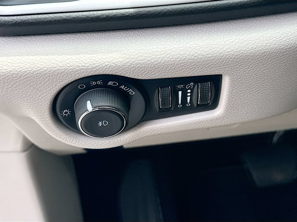 Used 2024 Chrysler Pacifica Touring-L FWD image 10