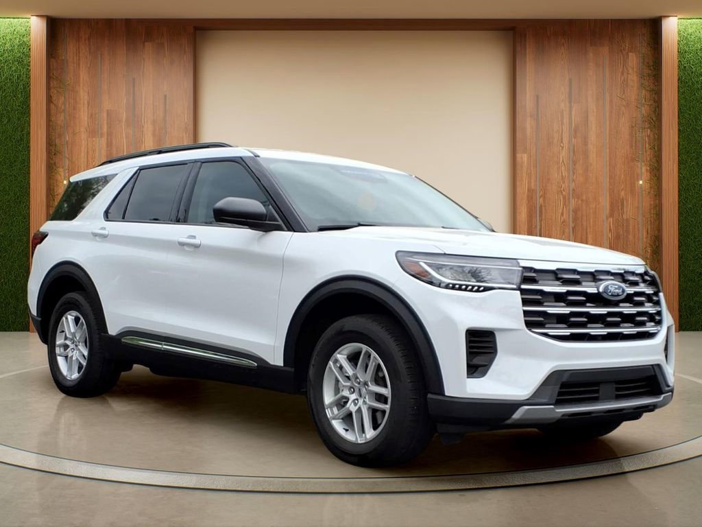 Used 2025 Ford Explorer Active AWD/4WD image 1