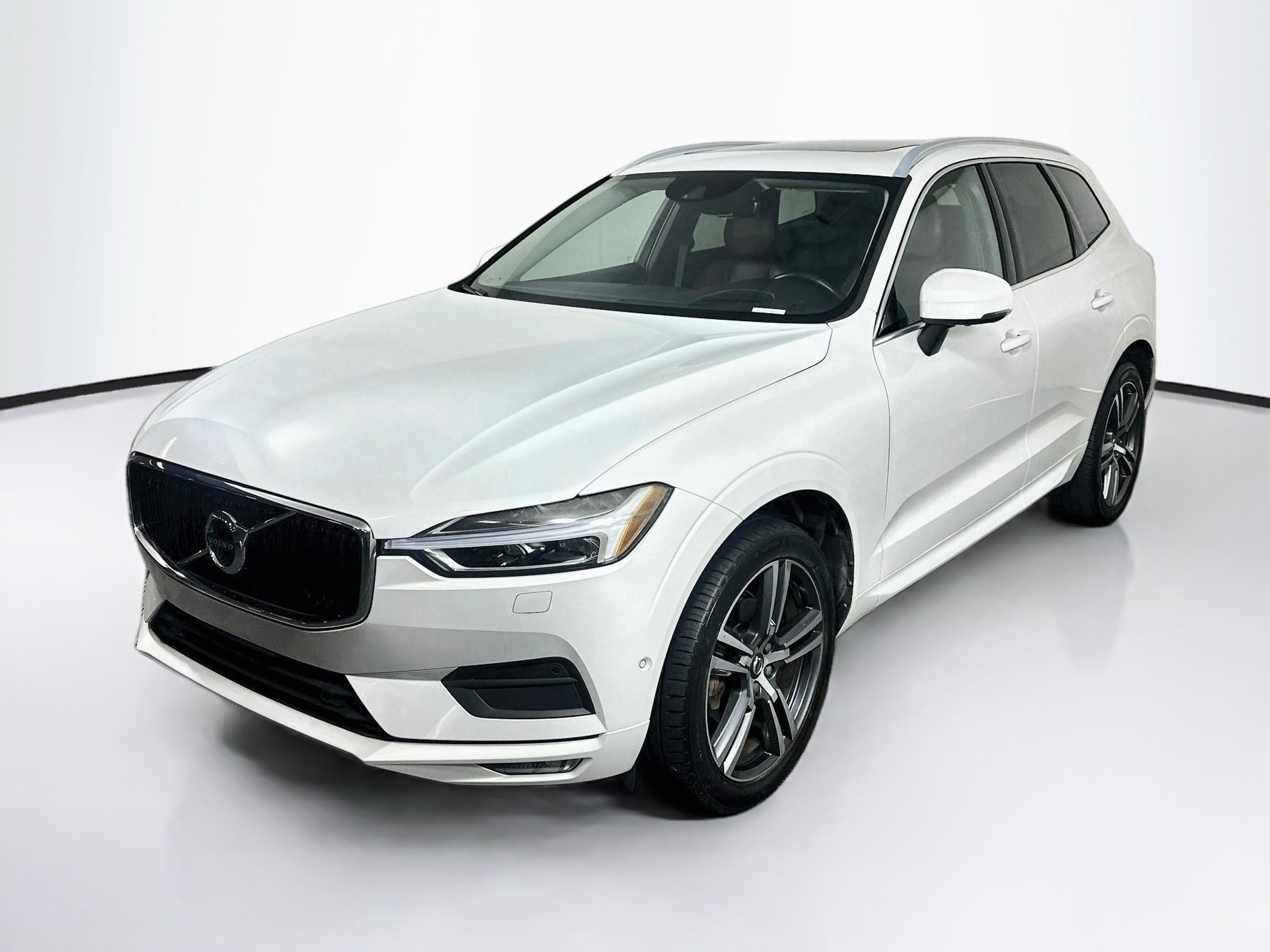Used 2019 Volvo XC60 T5 Momentum w/ Multimedia Package FWD image 3