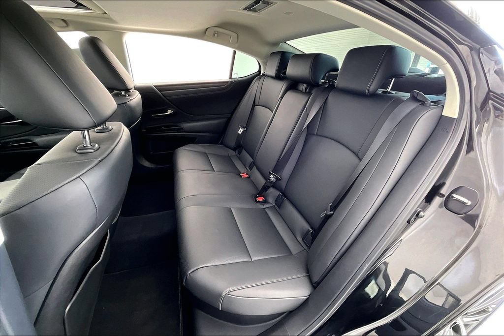 Used 2025 Lexus ES 300h w/ Premium Package FWD image 32