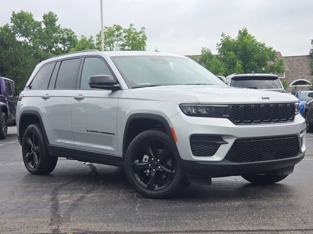 Used 2024 Jeep Grand Cherokee Altitude AWD/4WD image 2