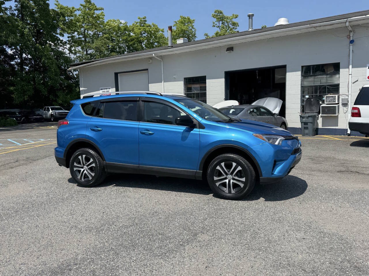 Used 2018 Toyota RAV4 LE AWD/4WD image 7
