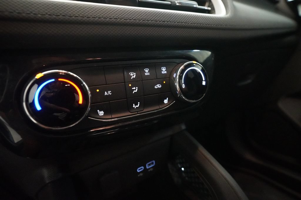 Used 2024 Chevrolet TrailBlazer LT w/ LT Cold Weather Package FWD image 20