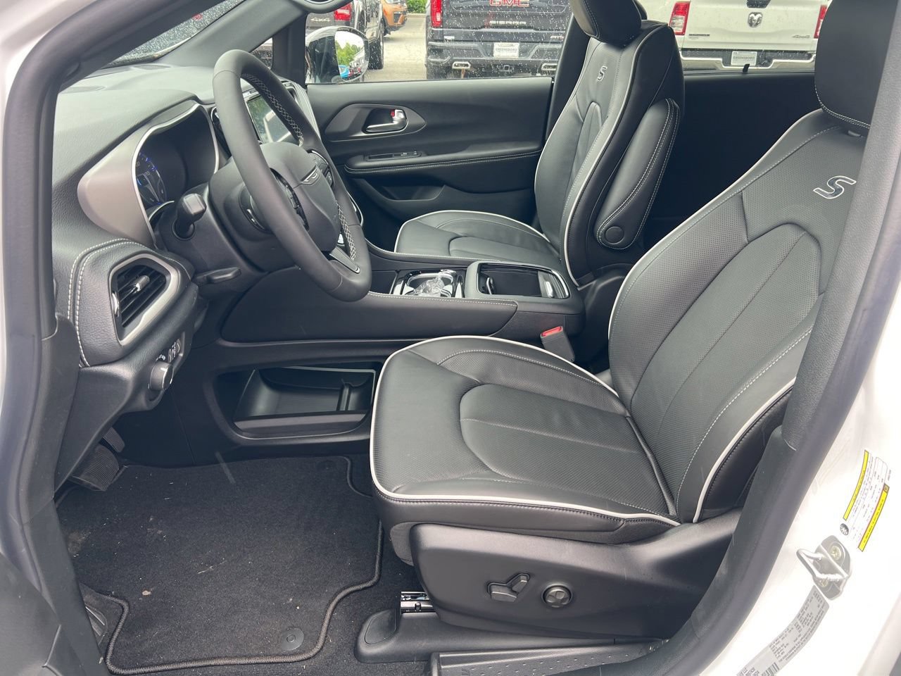 New 2027 Chrysler Pacifica Limited w/ Family Tech Group FWD image 9
