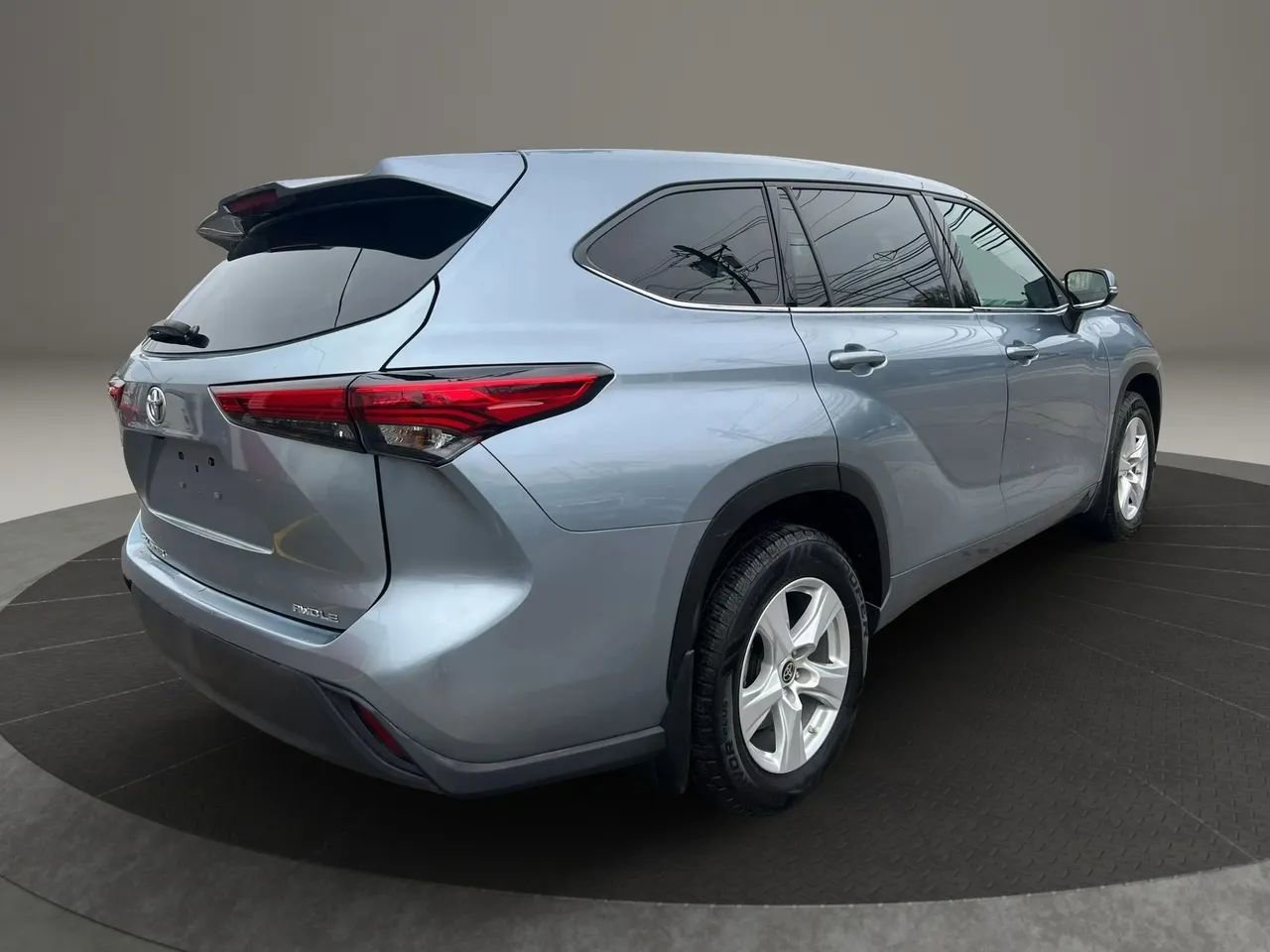 Used 2022 Toyota Highlander LE AWD/4WD image 5