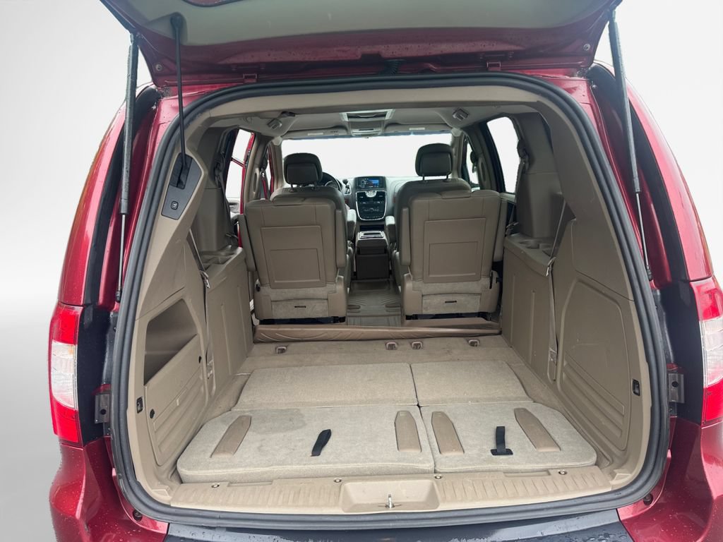 Used 2016 Chrysler Town & Country Touring FWD image 25