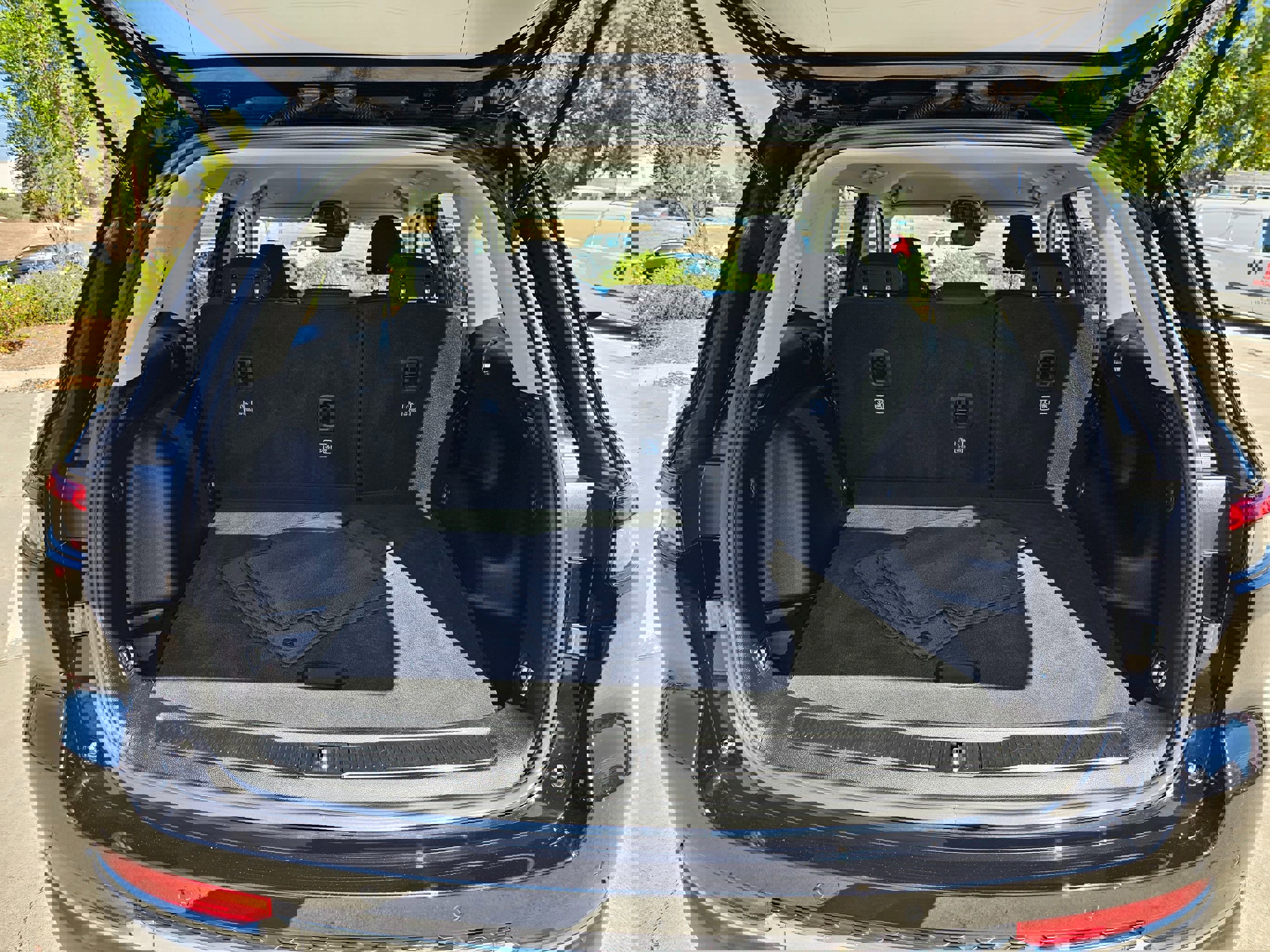 Used 2024 Jeep Grand Cherokee Laredo image 27