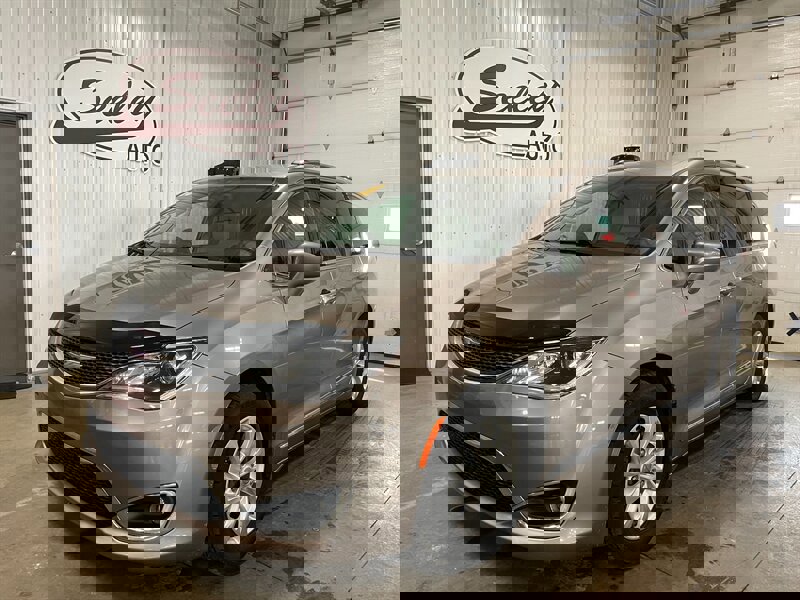 Used 2018 Chrysler Pacifica Touring-L image 2