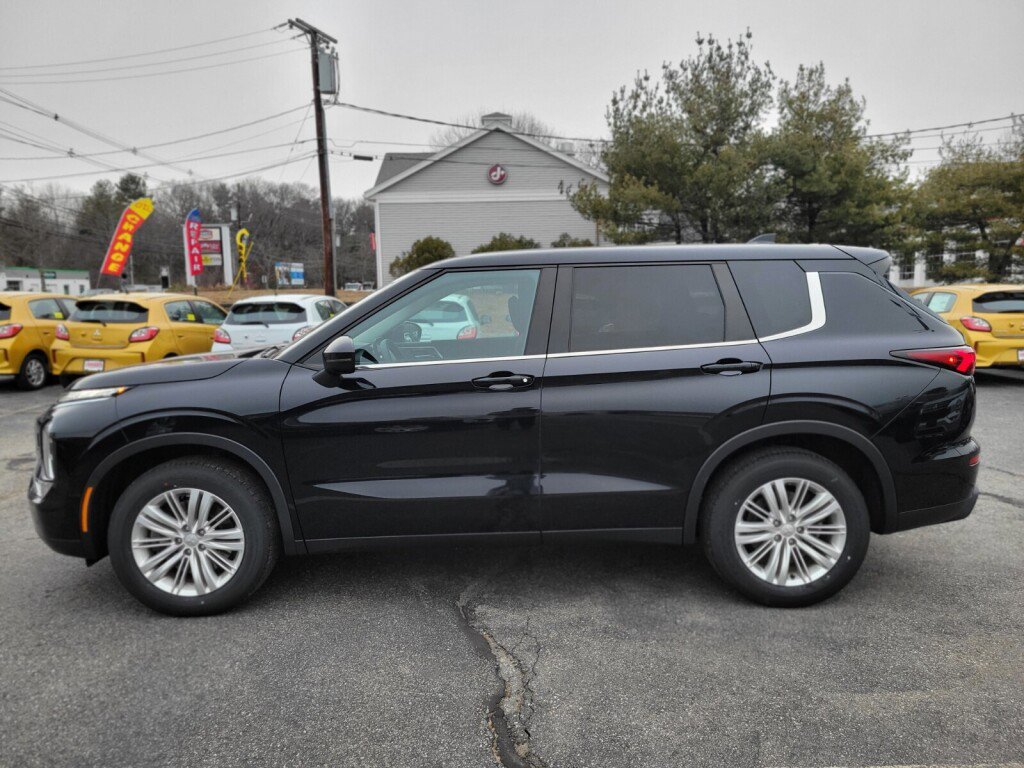 Used 2022 Mitsubishi Outlander ES image 2