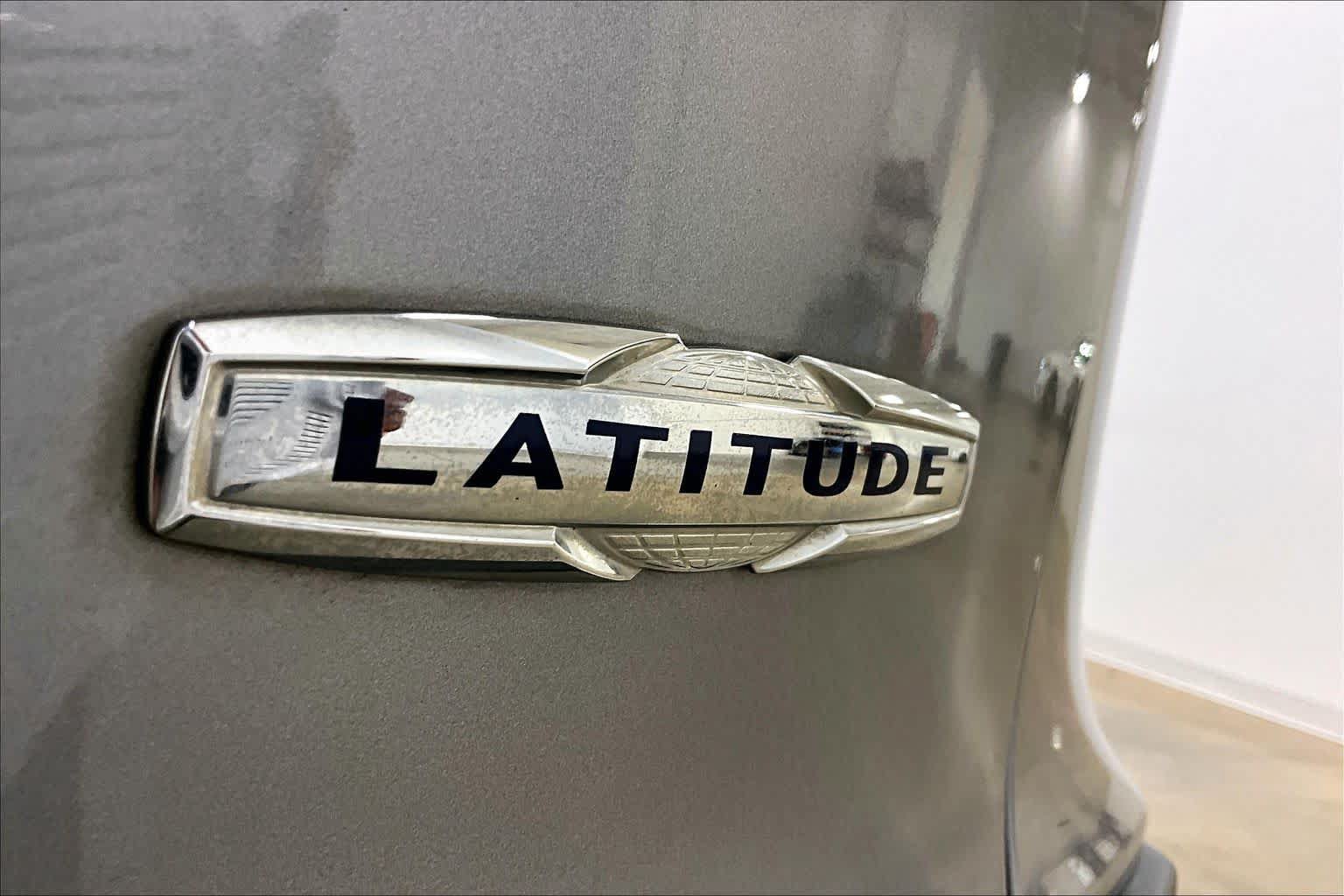Used 2019 Jeep Cherokee Latitude w/ Cold Weather Group AWD/4WD image 10