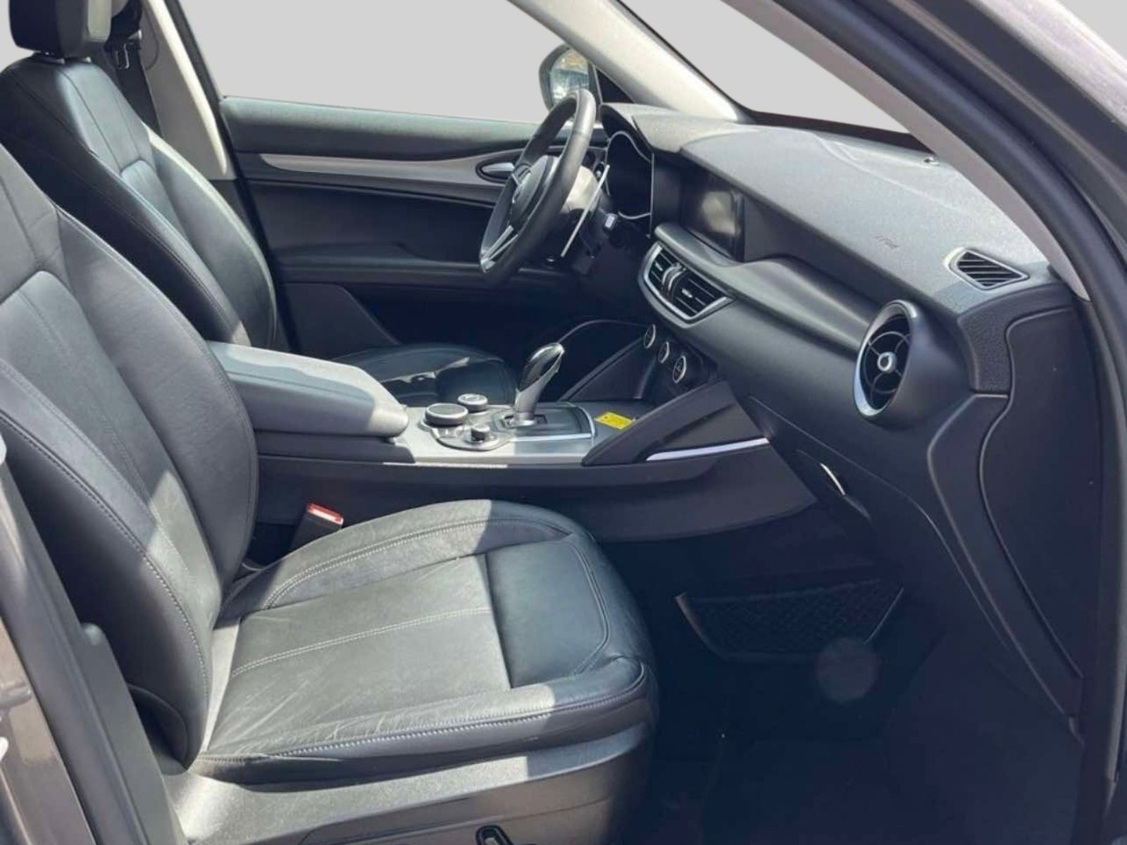 Used 2018 Alfa Romeo Stelvio Sport w/ Quick Order Package 22J Sport AWD/4WD image 3