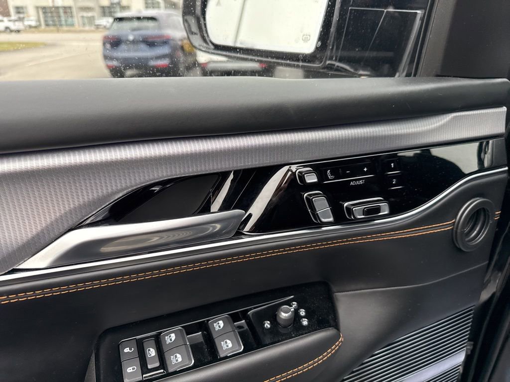 Used 2023 Jeep Grand Wagoneer L Series III w/ Rear Seat Video Group 1 image 8