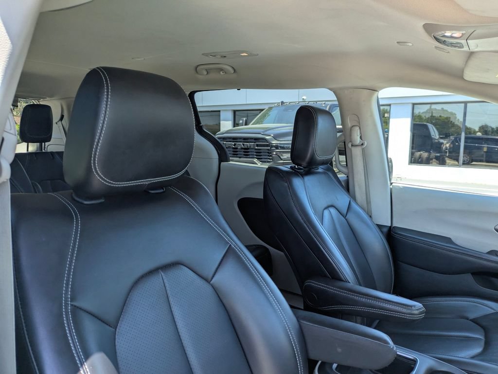 Used 2023 Chrysler Pacifica Touring-L FWD image 19