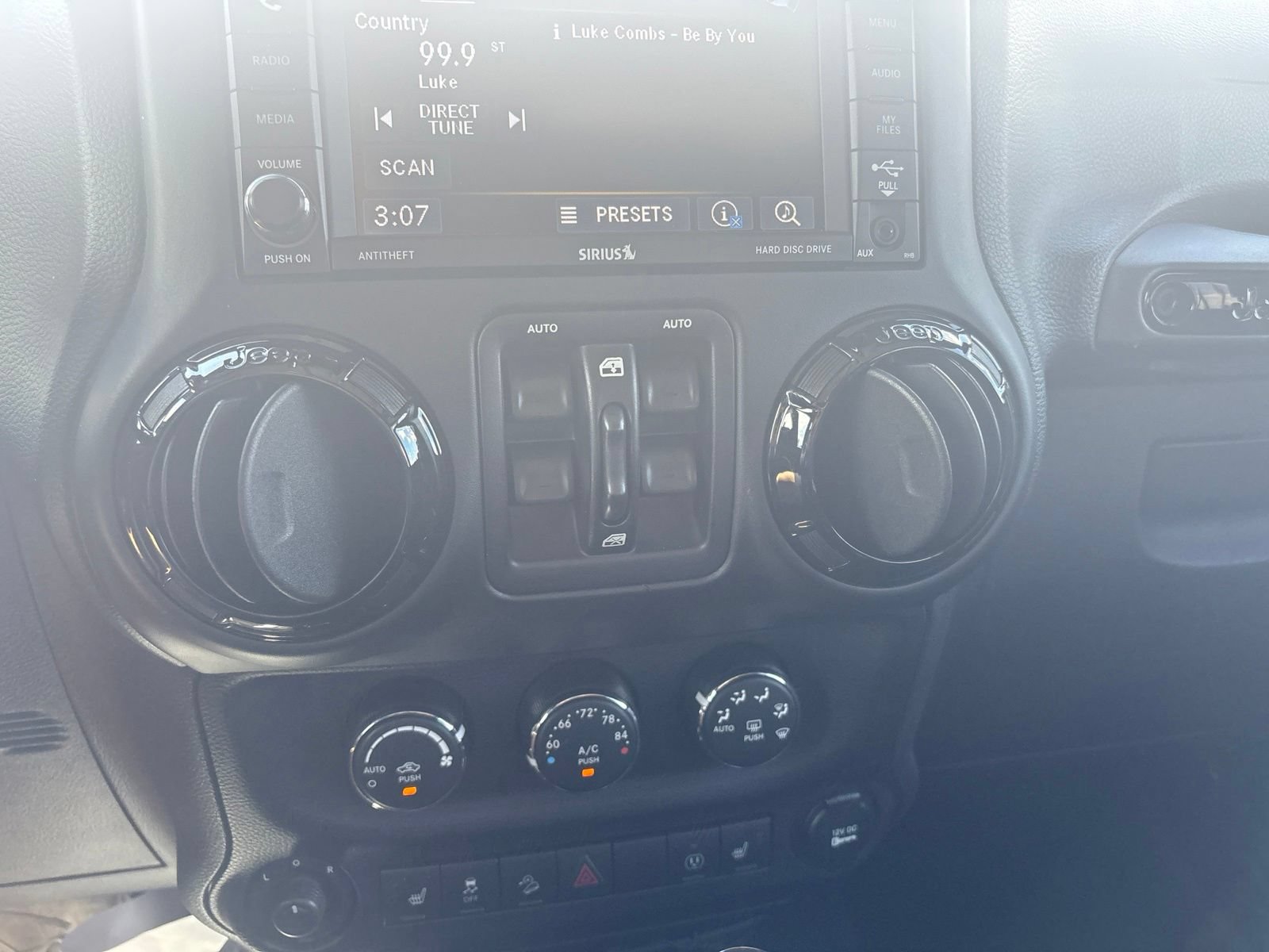 Used 2017 Jeep Wrangler Unlimited Sahara AWD/4WD image 30