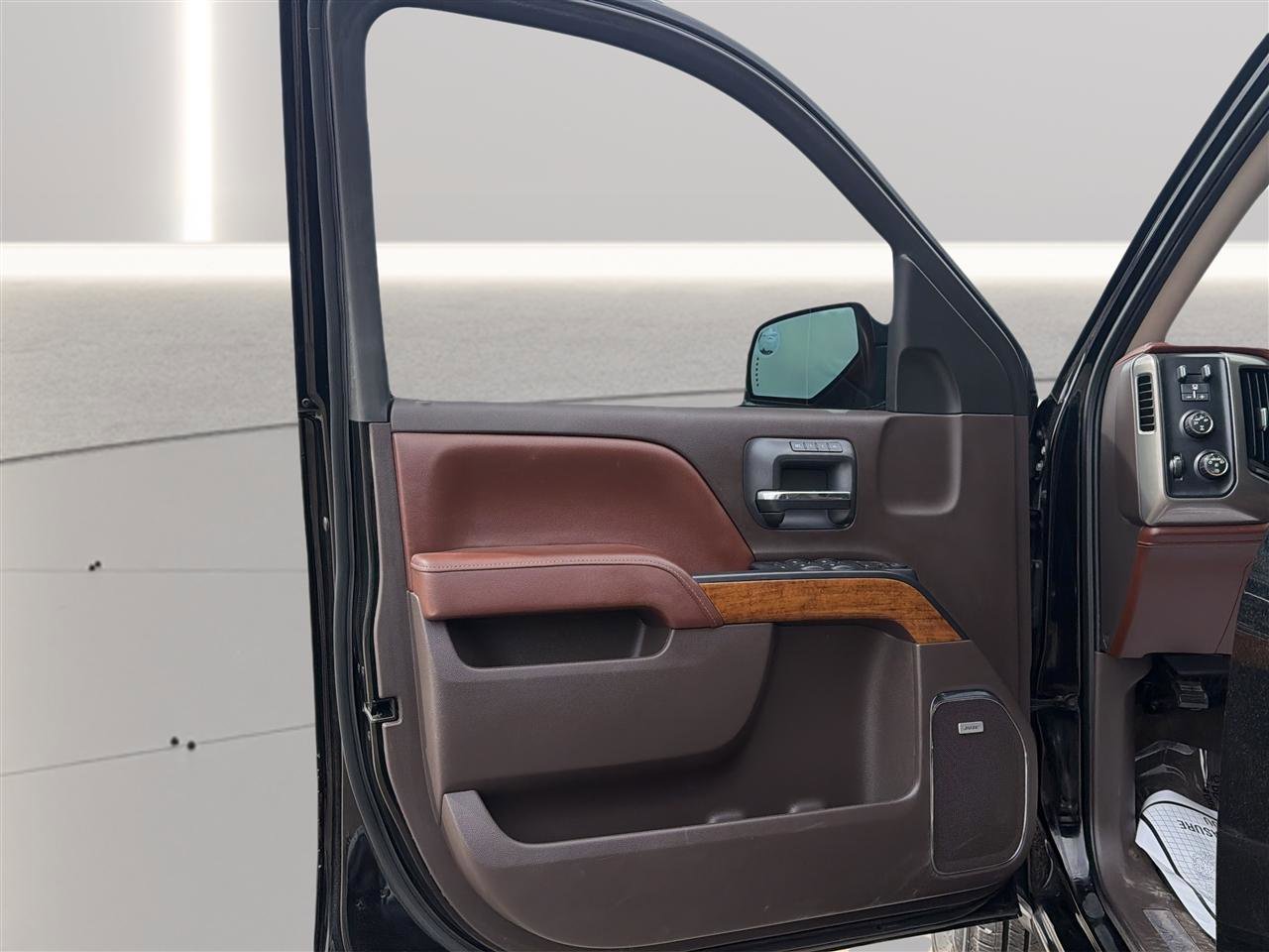 Used 2015 Chevrolet Silverado 1500 High Country w/ High Country Premium Package AWD/4WD image 15