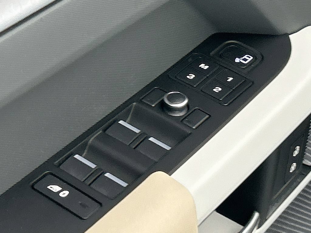 Used 2020 Land Rover Defender 110 First Edition AWD/4WD image 22