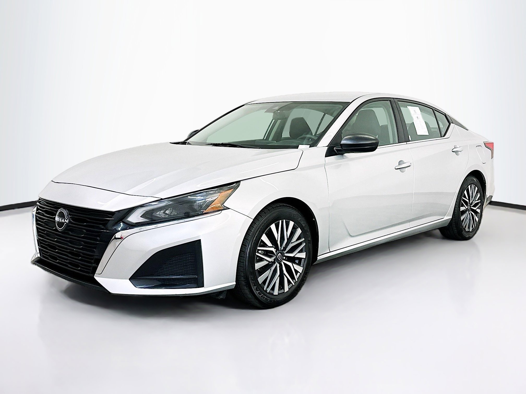 Used 2024 Nissan Altima 2.5 SV FWD image 3