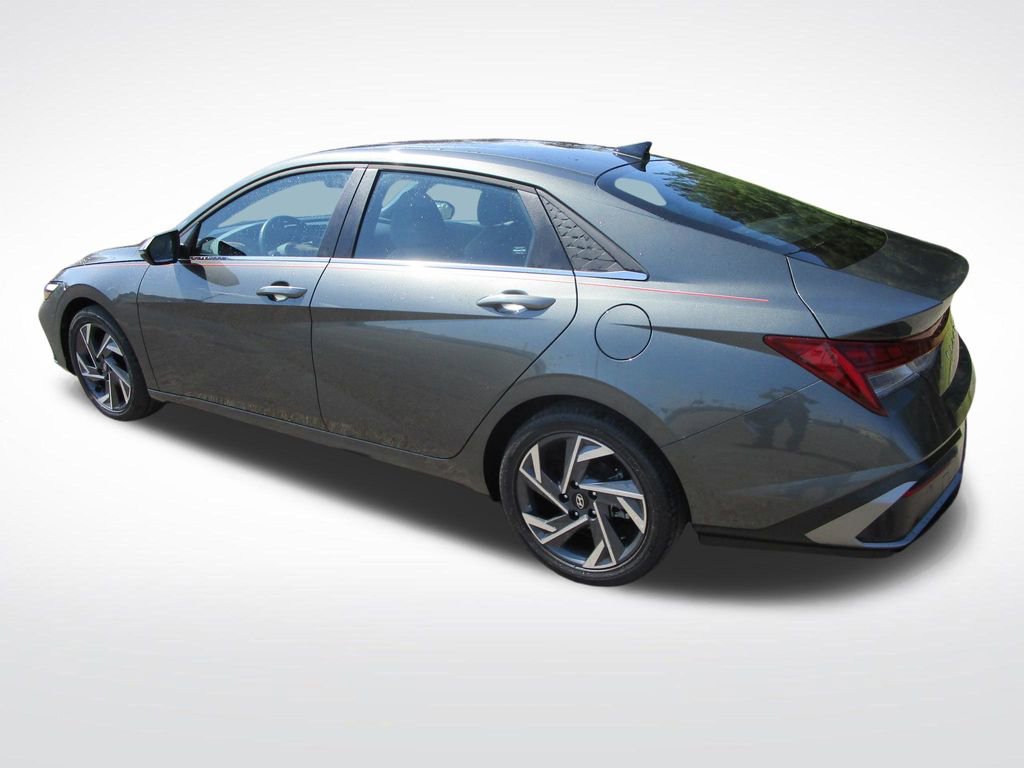 Used 2025 Hyundai Elantra Limited image 3