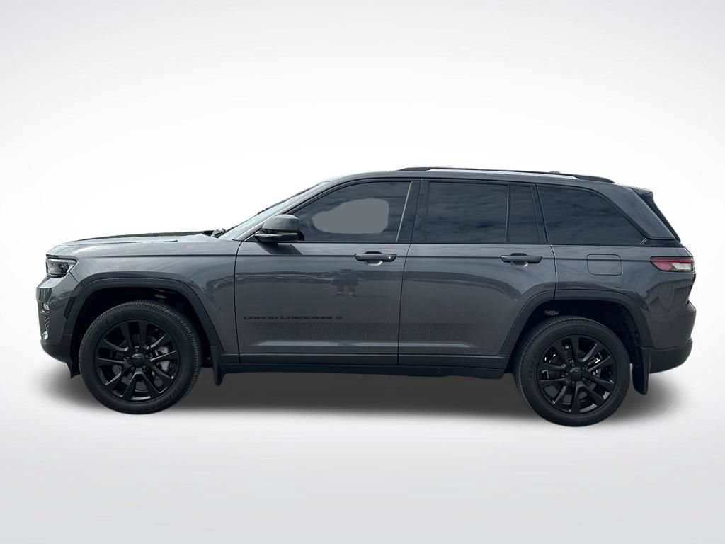 Used 2022 Jeep Grand Cherokee Limited w/ MOPAR Finishing Package AWD/4WD image 3